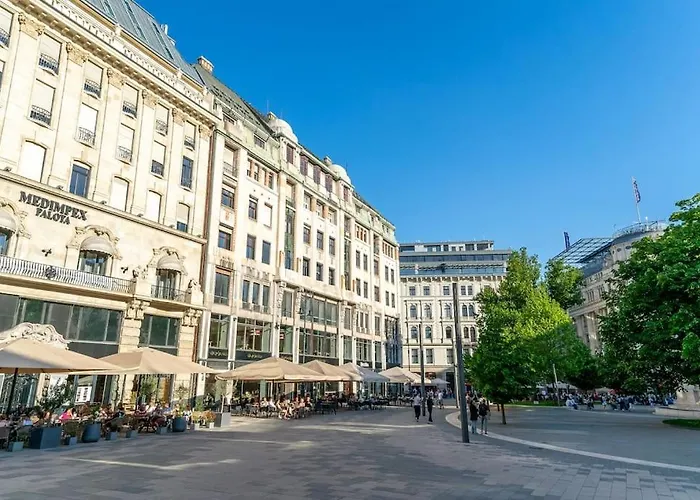 Fashion Street Central Apartment