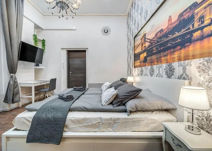 Fashion Street Central Apartment