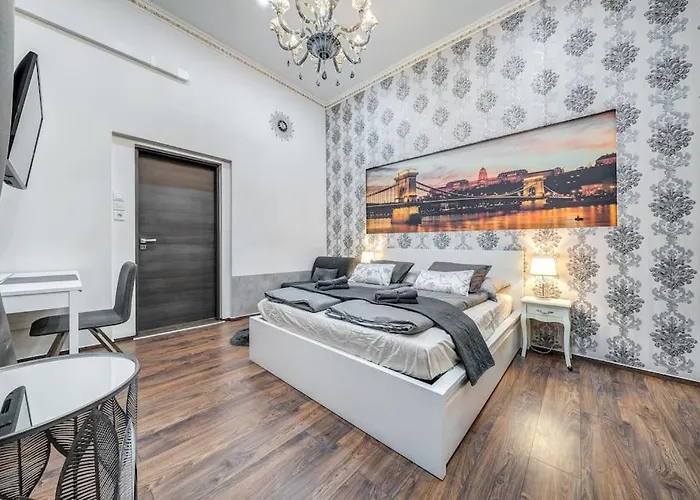 Fashion Street Central Apartment